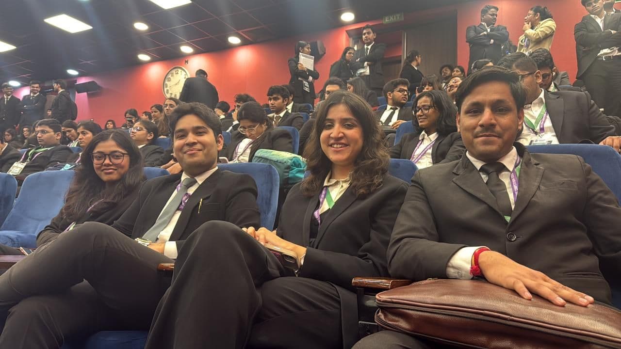 Lara Jarsun con el equipo de HPNLU en la Jessup Moot Court Competition